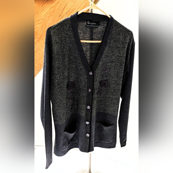 Vintage Charcoal Sweater * Embroidered Flowers * VNeck *Buttons * Pockets * XL - Picture 2 of 7